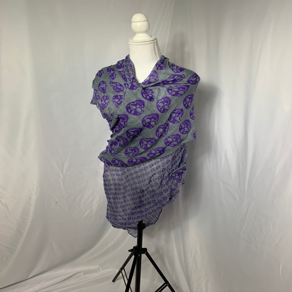 Lightweight Scarf Shawl Gray W/ Purple Skulls - Picture 2 of 5